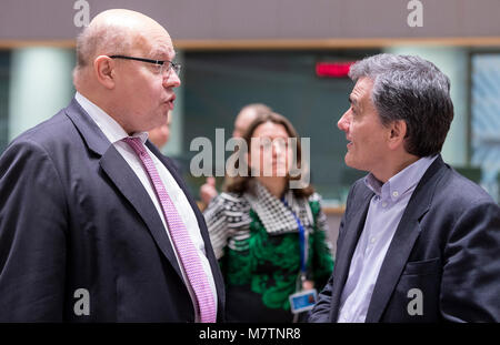 (180312) -- Bruxelles, 12 marzo 2018 (Xinhua) -- il Ministro delle finanze tedesco Peter Altmaier (L) colloqui con il ministro greco delle finanze Euclide Tsakalotos (R) prima di una riunione dell' Eurogruppo dei ministri delle Finanze a Bruxelles, Belgio, 12 marzo 2018. Eurogroup presidente Mario Centeno detto lunedì che la zona euro bailout fondo dovrebbe versare la quota successiva, vale la pena di 5,7 miliardi di euro (7,03 miliardi di dollari), alla Grecia nella seconda metà di marzo. (Xinhua/Thierry Monass) Foto Stock