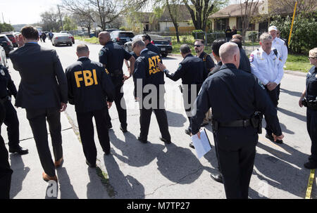 Gli agenti del FBI e Ufficio di presidenza di alcol, tabacco e armi da fuoco (ATF) a piedi in un quartiere residenziale nella zona est di Austin dove un pacco bomba ha esploso lunedì, ferendo un anziano residente di Austin. L'incidente seguita bombardamenti di due settimane fa e in precedenza lunedì che ha provocato la morte di due persone e il ferimento di un altro. Foto Stock