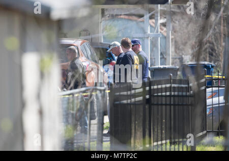 Austin, Texas, Stati Uniti d'America. Xii Mar, 2018. Gli agenti FBI a piedi il quartiere nella parte est di Austin dove un terzo pacchetto bomba ha esploso lunedì il ferimento di un anziano residente di Austin all inizio del South by Southwest settimana in Texas. L'incidente seguita bombardamenti di due settimane fa e in precedenza lunedì che ha provocato la morte di due persone. Credito: Bob Daemmrich/Alamy Live News Foto Stock