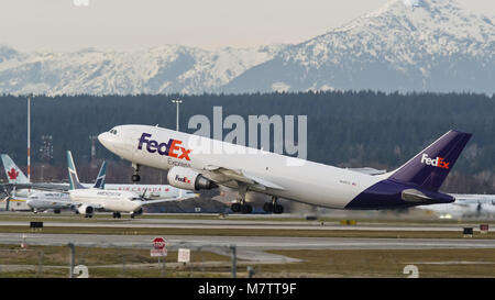 Marzo 12, 2018 - Richmond, British Columbia, Canada - FedEx Express Airbus A300 (N688FE) air cargo freighter decolla dall'Aeroporto Internazionale di Vancouver. (Credito Immagine: © Bayne Stanley via ZUMA filo) Foto Stock