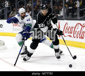 Los Angeles, California, USA. Xii marzo, 2018. Los Angeles KingsÃ• avanti Trevor Lewis (22) contende a Vancouver CanucksÃ• defenceman Erik Gudbranson (44) durante il 2017-2018 NHL Hockey gioco di Los Angeles, il 12 marzo 2018. (Credito Immagine: © Ringo Chiu via filo di ZUMA) Credito: ZUMA Press, Inc./Alamy Live News Foto Stock
