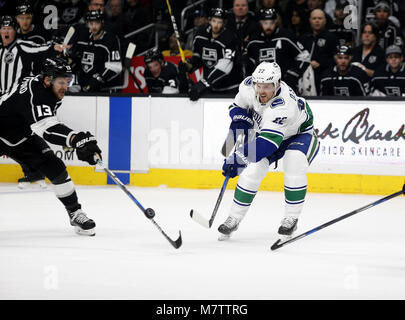 Los Angeles, California, USA. Xii marzo, 2018. Vancouver CanucksÃ• avanti Daniel Sedin (22) il sistema VIES con Los Angeles KingsÃ• forwrad Kyle Clifford (13) durante il 2017-2018 NHL Hockey gioco di Los Angeles, il 12 marzo 2018. (Credito Immagine: © Ringo Chiu via filo di ZUMA) Credito: ZUMA Press, Inc./Alamy Live News Foto Stock