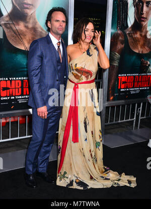 Hollywood, Stati Uniti d'America. Xii Mar, 2018. Walton Goggins, Nadia Conners arriva in corrispondenza della Warner Bros Foto "Tomb Raider" Premiere a TCL Chinese Theatre IMAX su Marzo 12, 2018 a Hollywood, California Credit: Tsuni / USA/Alamy Live News Foto Stock