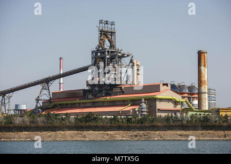 Marzo 13, 2018 - Pohang, GYEONGBUK, COREA DEL SUD - 13 Marzo 2018-Pohang, Corea del Sud-una vista generale di POSCO impianto siderurgico in Pohang acciaio complesso industriale in Pohang, Corea del Sud. Della Cina di acciaierie, un obiettivo del presidente Donald Trump's ire, sono l'industria di 800-pound gorilla: essi forniscono la metà della produzione mondiale, così loro ogni mossa ha un impatto globale. L'industria siderurgica gonfiò negli ultimi dieci anni per il supporto di una storica costruzione cinese braccio. Una volta che tailed off, il paese è stato lasciato con una sovrabbondanza di semi-idle, perdita di denaro-mills. (Credito Immagine: © Ryu Seung Il via ZUMA filo) Foto Stock