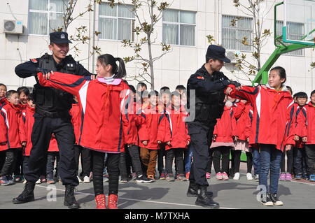 Marzo 12, 2018 - Lianyungang, Lianyungang, Cina - Lianyungang, CINA-12 marzo 2018: Gli studenti frequentano l'open day evento della polizia locale in Lianyungang, est cinese della provincia di Jiangsu. (Credito Immagine: © SIPA Asia via ZUMA filo) Foto Stock