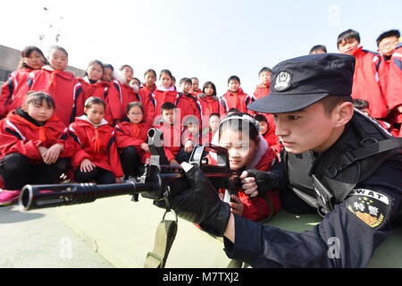 Marzo 12, 2018 - Lianyungang, Lianyungang, Cina - Lianyungang, CINA-12 marzo 2018: Gli studenti frequentano l'open day evento della polizia locale in Lianyungang, est cinese della provincia di Jiangsu. (Credito Immagine: © SIPA Asia via ZUMA filo) Foto Stock