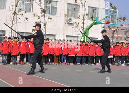 Marzo 12, 2018 - Lianyungang, Lianyungang, Cina - Lianyungang, CINA-12 marzo 2018: Gli studenti frequentano l'open day evento della polizia locale in Lianyungang, est cinese della provincia di Jiangsu. (Credito Immagine: © SIPA Asia via ZUMA filo) Foto Stock