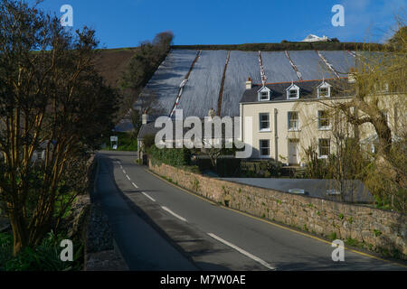 Jersey, Isole del Canale, UK. 13 marzo, 2018. In questo tempo dell anno l'isola di Jersey sembra essere coperto con acri di plastica che è utilizzato per proteggere il famoso Jersey Royal Potato. Verso sud zone di pendenza sono i primi ad essere coltivata e successivamente produrre il più presto Royals per mercato. Credito: galleria immagini2/Alamy Live News Foto Stock