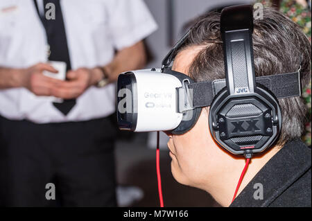 Londra 13 marzo 2018 tecnologie indossabili mostrano un visitatore cerca un nuovo applilcation per realtà virtuale di credito auricolari Ian Davidson/Alamy Live News Foto Stock