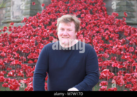 Cattedrale di Hereford, Hereford - Martedì 13 Marzo 2018 - Artista Paolo Cummins a fronte della sua scultura di papavero finestra piangendo a Hereford Cathedral come parte dell'ultimo anno del 14-18 ora Prima Guerra Mondiale centenario progetto d'arte. Quasi 6.000 singoli papaveri in ceramica il flusso da una finestra superiore in giù verso massa. La mostra sarà a Hereford cattedrale fino al 29 aprile 2018. Foto Steven Maggio / Alamy Live News Foto Stock