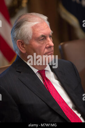 ***FILE FOTO*** Trump incendi Tillerson come segretario di Stato degli Stati Uniti il Segretario di Stato Rex Tillerson ascolta durante una riunione di gabinetto alla Casa Bianca a Washington DC, Dicembre 20, 2017. Credito: Chris Kleponis / Pool via CNP /MediaPunch Foto Stock