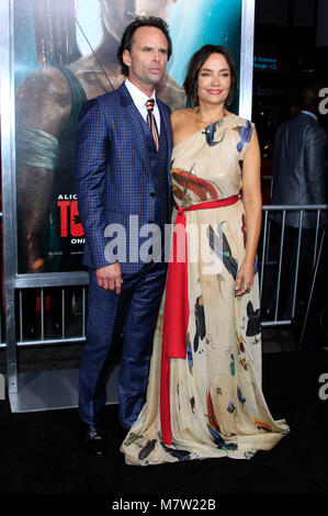 Hollywood, California. Marzo 12, 2018. Walton Goggins e sua moglie Nadia Conners frequentare il "Tomb Raider" premiere a TCL Chinese Theatre IMAX su Marzo 12, 2018 a Hollywood, in California. Credito: Geisler-Fotopress/Alamy Live News Foto Stock