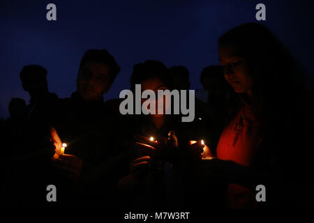 Kathmandu, Nepal. 13 marzo, 2018. Persone tengono le candele come essi prendono parte in un lume di candela veglia in memoria di quelle vite perdute in US-Bangla Airlines crash uccidendo 49 persone a Kathmandu, Nepal Martedì, Marzo 13, 2018. (Credito Immagine: © Skanda Gautam tramite filo di ZUMA) Credito: ZUMA Press, Inc./Alamy Live News Foto Stock