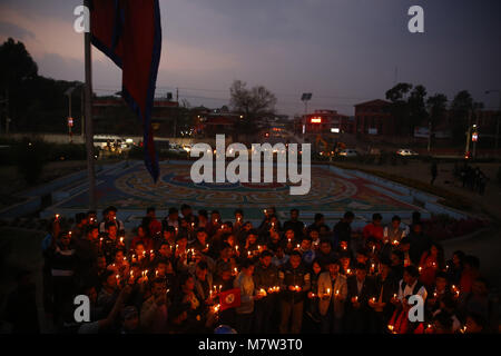 Kathmandu, Nepal. 13 marzo, 2018. Marzo 13, 2018 - Kathmandu - persone tengono le candele come essi prendono parte in un lume di candela veglia in memoria di quelle vite perdute in US-Bangla Airlines crash uccidendo 49 persone a Kathmandu, Nepal Martedì, Marzo 13, 2018. (Credito Immagine: © Skanda Gautam tramite filo di ZUMA) Credito: ZUMA Press, Inc./Alamy Live News Foto Stock