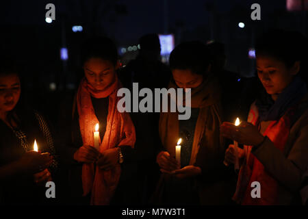 Kathmandu, Nepal. 13 marzo, 2018. Persone tengono le candele come essi prendono parte in un lume di candela veglia in memoria di quelle vite perdute in US-Bangla Airlines crash uccidendo 49 persone a Kathmandu, Nepal Martedì, Marzo 13, 2018. (Credito Immagine: © Skanda Gautam tramite filo di ZUMA) Credito: ZUMA Press, Inc./Alamy Live News Foto Stock