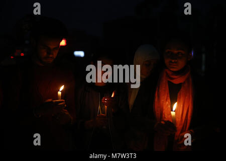 Kathmandu, Nepal. 13 marzo, 2018. Persone tengono le candele come essi prendono parte in un lume di candela veglia in memoria di quelle vite perdute in US-Bangla Airlines crash uccidendo 49 persone a Kathmandu, Nepal Martedì, Marzo 13, 2018. (Credito Immagine: © Skanda Gautam tramite filo di ZUMA) Credito: ZUMA Press, Inc./Alamy Live News Foto Stock