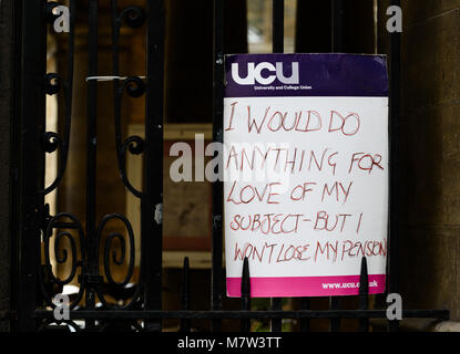 Cambridge, Inghilterra. Il 13 marzo 2018. Poster sulla porta d'ingresso a Downing sito dell'università di Cambridge per dare informazioni dai docenti' union (UCU - Università e college unione) circa il loro sciopero che giorno di credito: Michael Foley/Alamy Live News Foto Stock