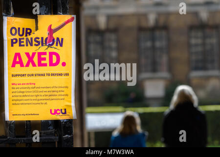 Cambridge, Inghilterra. Il 13 marzo 2018. Poster sulla porta d'ingresso a Downing sito dell'università di Cambridge per dare informazioni dai docenti' union (UCU - Università e college unione) circa il loro sciopero che giorno di credito: Michael Foley/Alamy Live News Foto Stock