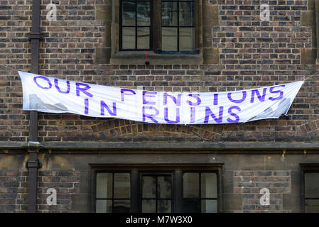 Cambridge, Inghilterra. Il 13 marzo 2018. Banner sulla parete del la Downing sito dell'università di Cambridge per dare informazioni dai docenti' union (UCU - Università e college unione) circa il loro sciopero che giorno di credito: Michael Foley/Alamy Live News Foto Stock