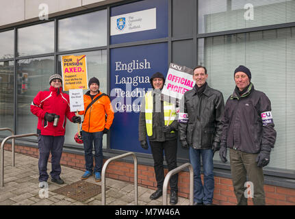 Sheffield, Regno Unito, 13 marzo 2018. Università di Sheffield colpisce i membri dello staff picket dell'università di lingua inglese centro di insegnamento. Un membro del personale di detiene un cartellone di respingere l'offerta fatta dalla Università REGNO UNITO ALLA UCU per risolvere la controversia sulle pensioni. Questo movimento è stato successivamente adottato all'unanimità in una riunione del personale organizzato dall'Università di Sheffield e Collegi Unione (UCU) ramo. Credito: Richard Bradford/Alamy Live News Foto Stock