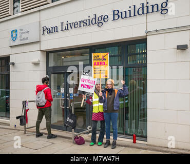 Sheffield, Regno Unito, 13 marzo 2018. Mentre uno studente attende di entrare, Università di Sheffield colpisce i membri dello staff picket Pam Liversidge edificio prima della riunione del personale presso l'Università di Sheffield e Collegi Unione (UCU) ramo in cui l'offerta fatta dalla Università REGNO UNITO ALLA UCU per risolvere la controversia sulle pensioni è stata respinta all'unanimità. Credito: Richard Bradford/Alamy Live News Foto Stock