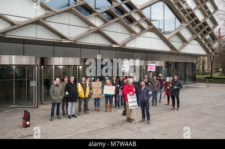 Sheffield, Regno Unito, 13 marzo 2018. Università di Sheffield colpisce i membri dello staff di picchetti dell università di Diamante iconico Edificio prima della riunione del personale presso l'Università di Sheffield e Collegi Unione (UCU) ramo in cui l'offerta fatta dalla Università REGNO UNITO ALLA UCU per risolvere la controversia sulle pensioni è stata respinta all'unanimità. Credito: Richard Bradford/Alamy Live News Foto Stock