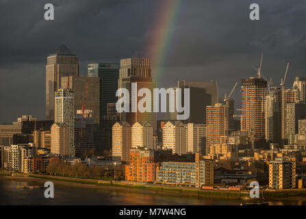 Londra, Regno Unito. 13 marzo, 2018. Regno Unito Meteo: un arcobaleno rompe su Canary Wharf business park edifici nella zona est di Londra durante il tramonto. © Guy Corbishley/Alamy Live News Foto Stock