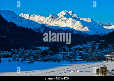 Sunrise presso il nevato Piz da la Margna sollevandosi al di sopra di St.Moritz-Bad, Engadina, Grigioni, Svizzera Foto Stock