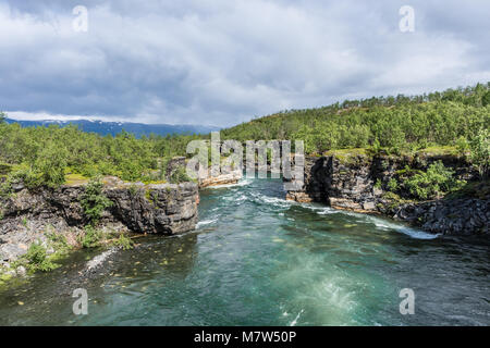 Fiume che scorre nel Canyon di Abisko National Park, Lapponia, Svezia Foto Stock