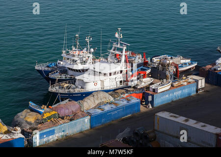 Blue i contenitori di spedizione e barche da pesca al molo del porto di Salerno, Italia, Europa. Foto Stock