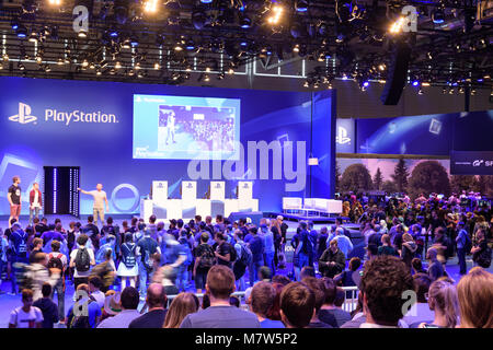 Colonia, Germania - 24 agosto 2017: Playstation Presentazione della società Sony davanti a una folla di persone a Gamescome 2017. Foto Stock