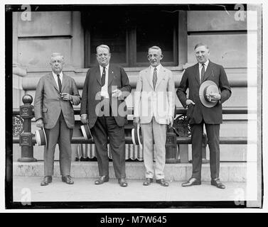 Delegati dell'Illinois che hanno partecipato al funerale del presidente Warren G. Harding il 9 agosto 1923, catturati in una fotografia storica che documenta il tributo dello stato. Foto Stock