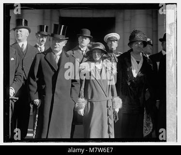 Una fotografia storica di Lloyd George, un primo ministro britannico, in una stazione il 25 ottobre 1923. L'immagine cattura l'apparizione pubblica di George, riflettendo la sua statura politica durante il periodo post-prima guerra mondiale. Foto Stock