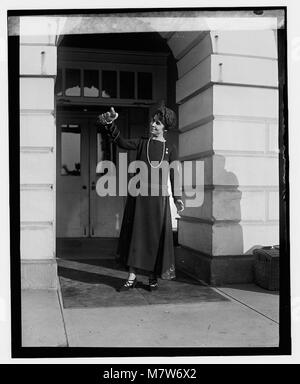 Fotografia della signora Coolidge, moglie del presidente degli Stati Uniti Calvin Coolidge, che tiene un piccione l'8 dicembre 1923. Foto Stock