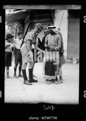 Una fotografia che documenta i disordini palestinesi del 1936, con le autorità che cercano armi ai cittadini alla porta di Giaffa, un momento significativo nella storia della regione, identificato dal LOC matpc.18059. Foto Stock