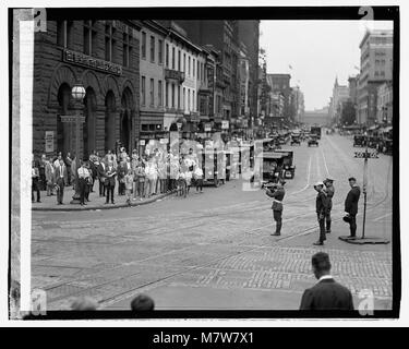Questa immagine cattura l'evento "Taps for Harding", tenutosi il 10 agosto 1923, un memoriale per il presidente Warren G. Harding. Catalogato sotto LOC npcc.09303, commemora la morte di Harding e il periodo di lutto nazionale. Foto Stock