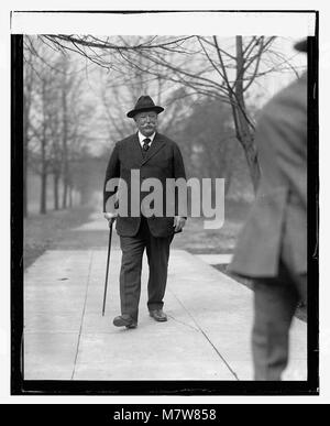 Un ritratto di William Howard Taft, il 27° presidente degli Stati Uniti, scattato il 29 ottobre 1923. Questa immagine cattura la sua apparizione ufficiale e riflette il suo status di figura politica nell'America dei primi anni del XX secolo. Foto Stock