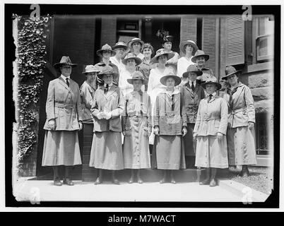 Una fotografia di ufficiali nazionali e locali delle Girl Scouts, tra cui Juliette Gordon Low, la fondatrice delle Girl Scouts, e altri membri chiave. L'immagine mostra la leadership dell'organizzazione nei primi anni della sua istituzione. Foto Stock