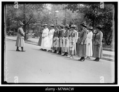 Una fotografia di gruppo con ufficiali nazionali e locali delle Girl Scouts, tra cui Edith Bagg, vera Lawrence e Juliette Low, che mostra la leadership dietro lo sviluppo iniziale dell'organizzazione. Foto Stock