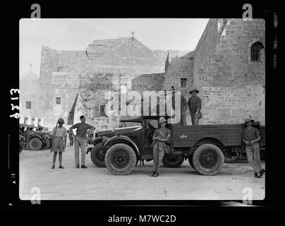 Questa fotografia dei disordini palestinesi del 1936 mostra truppe e auto di stanza davanti alla Chiesa della Natività a Betlemme, catturando un evento storico significativo nella storia della regione. Foto Stock