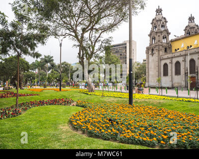 Kennedy Park Gardens con la Virgen Milagrosa parrocchia nella parte anteriore Foto Stock