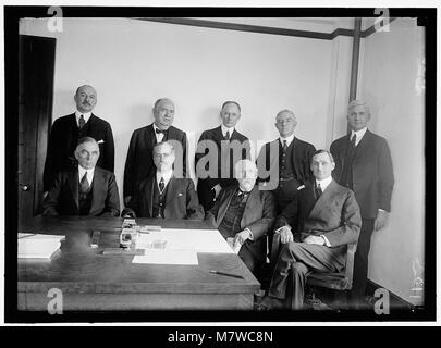 Stazione ferroviaria advisory board STANDING- HALE HOLDEN; EDWARD CAMERE; WALKER D. HINES; John Barton PAYNE; OSCAR E. PREZZO. Seduto- A.H. SMITH; JOHN SKELTON WILLIAMS; HENRY WALTERS; W.G. McADOO LCCN2016868826 Foto Stock