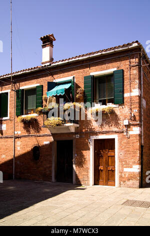 Vista delle case sul canale grande dell'isola di Murano, Italia Foto Stock