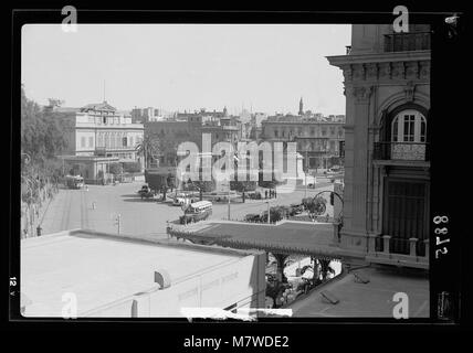 Vista sulla Piazza dell'Opera al Cairo, Egitto, dalla terrazza superiore del Continental Savoy Hotel. La foto cattura il vibrante paesaggio urbano della città, con Piazza dell'Opera al centro, che mostra il significato culturale e architettonico delle aree storiche del Cairo. Foto Stock