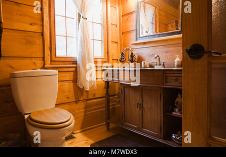 Bagno interno un Canadiana cottage in stile residenziale bianco impilati di pino domestico di registro Foto Stock