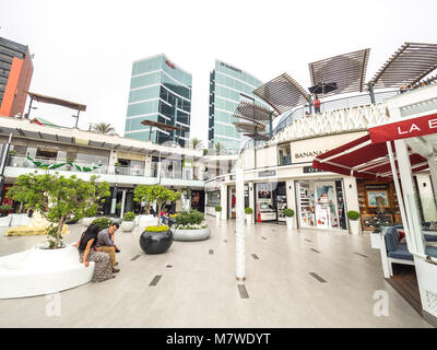 Lima, Perù - 28 dicembre 2016: vista del Larcomar shopping mall nel quartiere Miraflores Foto Stock