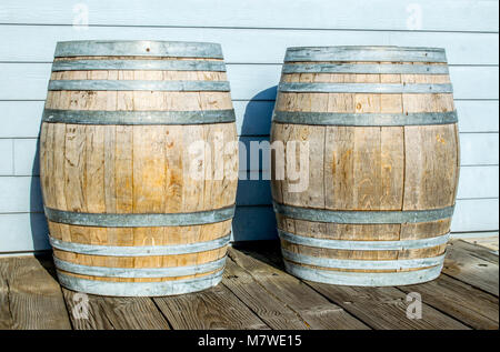 2 vintage in botti di legno con cerchiature metalliche su un molo in legno a Santa Barbara, California, Stati Uniti d'America Foto Stock