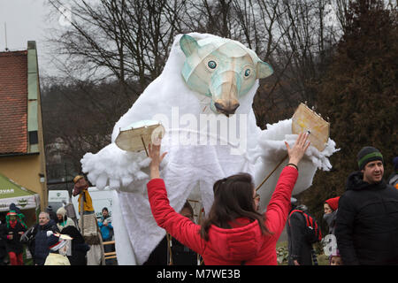 Partecipante al carnevale vestito come l'orso polare assiste il Roztocký Masopust in Roztoky vicino a Praga, Repubblica Ceca. Masopust significa 'addio alla carne" in lingua ceca. Questo rinomato festival celebra in tutta la Repubblica ceca prima della Quaresima. Uno dei più spettacolari carnevali Masopust avviene annualmente nella piccola città di Roztoky appena fuori di Praga. Foto Stock