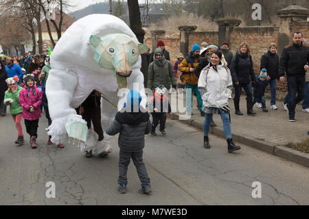 Partecipante al carnevale vestito come l'orso polare assiste il Roztocký Masopust in Roztoky vicino a Praga, Repubblica Ceca. Masopust significa 'addio alla carne" in lingua ceca. Questo rinomato festival celebra in tutta la Repubblica ceca prima della Quaresima. Uno dei più spettacolari carnevali Masopust avviene annualmente nella piccola città di Roztoky appena fuori di Praga. Foto Stock