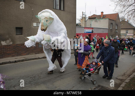 Partecipante al carnevale vestito come l'orso polare assiste il Roztocký Masopust in Roztoky vicino a Praga, Repubblica Ceca. Masopust significa 'addio alla carne" in lingua ceca. Questo rinomato festival celebra in tutta la Repubblica ceca prima della Quaresima. Uno dei più spettacolari carnevali Masopust avviene annualmente nella piccola città di Roztoky appena fuori di Praga. Foto Stock